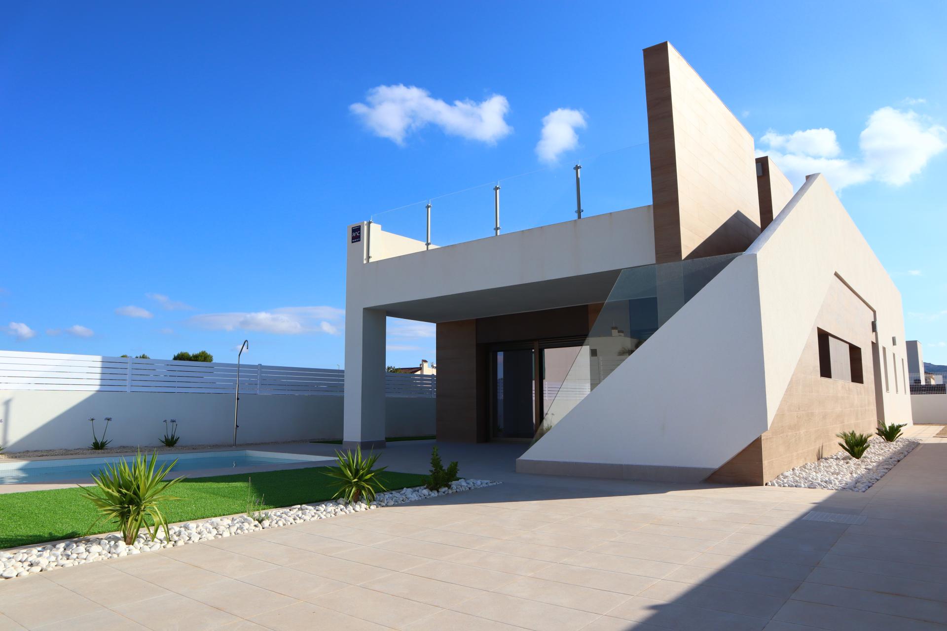 Moderne Villa nur wenige Gehminuten von der historischen Stadt Aspe entfernt in Medvilla Spanje