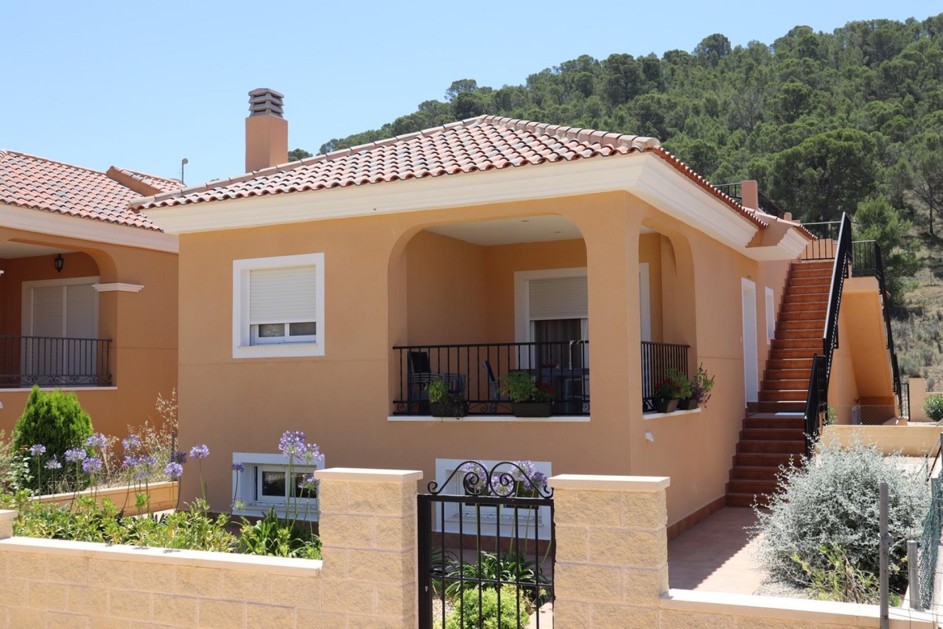Günstiges Einfamilienhaus zum Verkauf im Landesinneren von Alicante in Medvilla Spanje