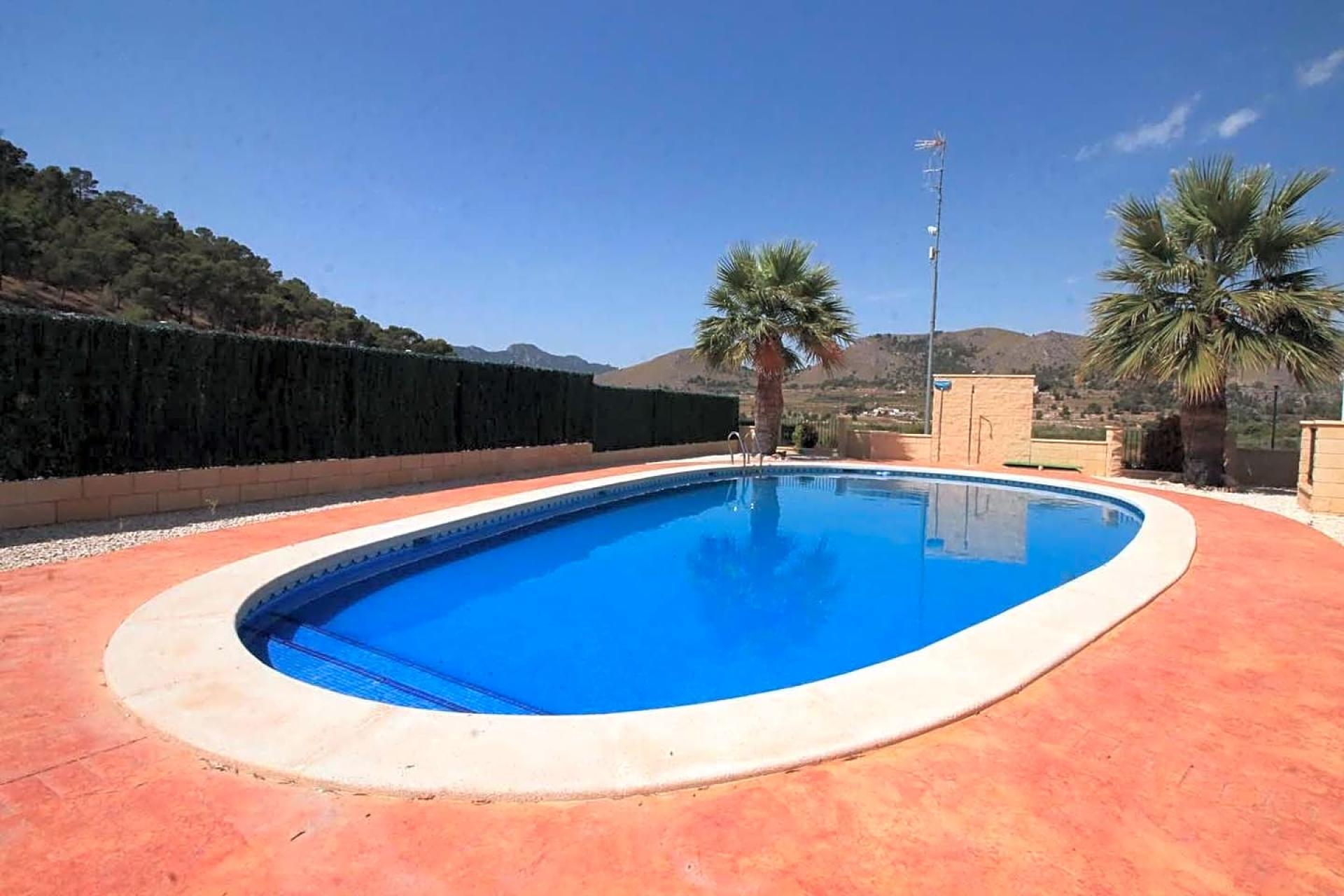 Günstiges Einfamilienhaus zum Verkauf im Landesinneren von Alicante in Medvilla Spanje