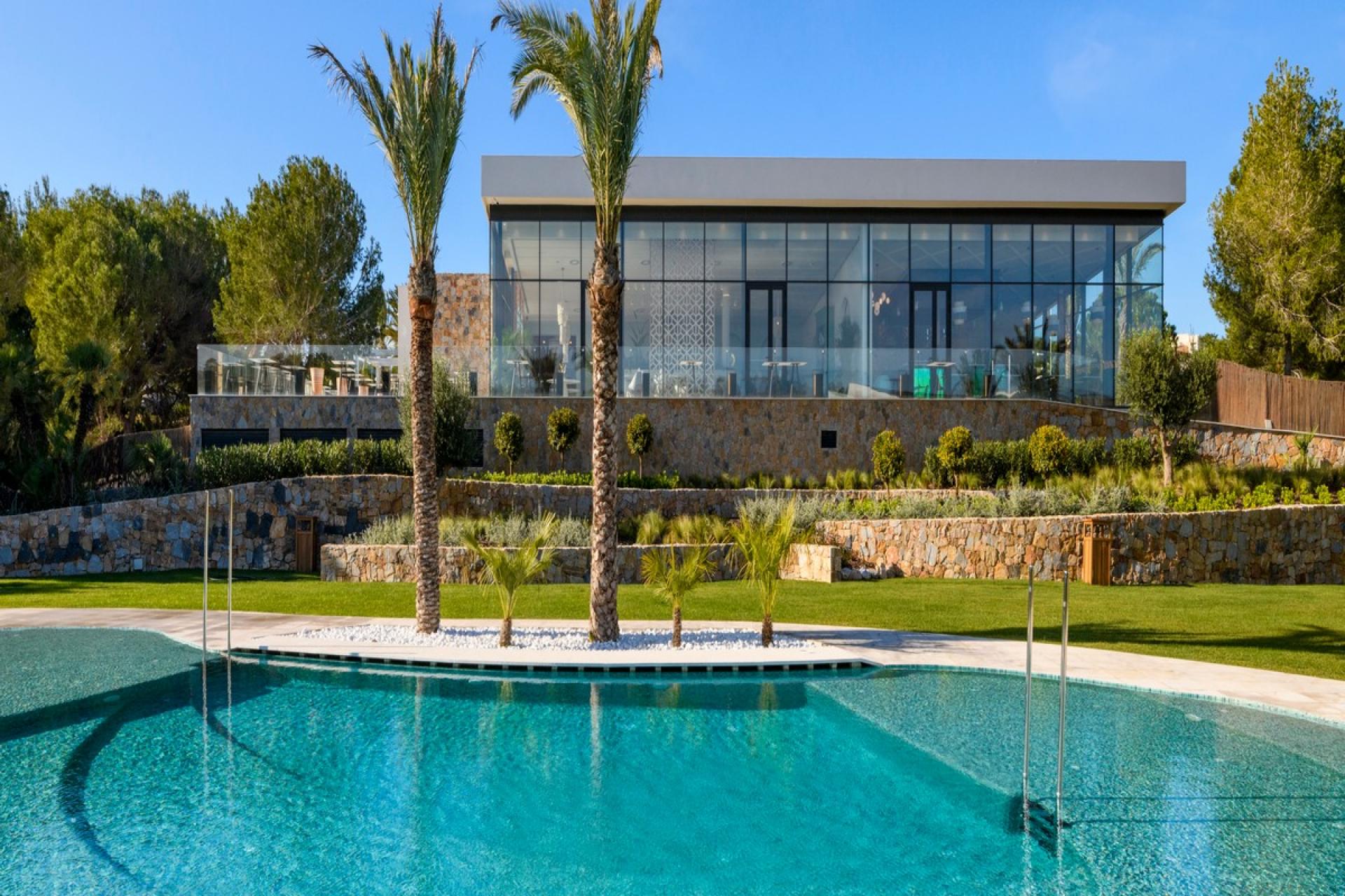 Zeitgenössische Villa am Golfplatz Las Colinas mit Unterbau. in Medvilla Spanje