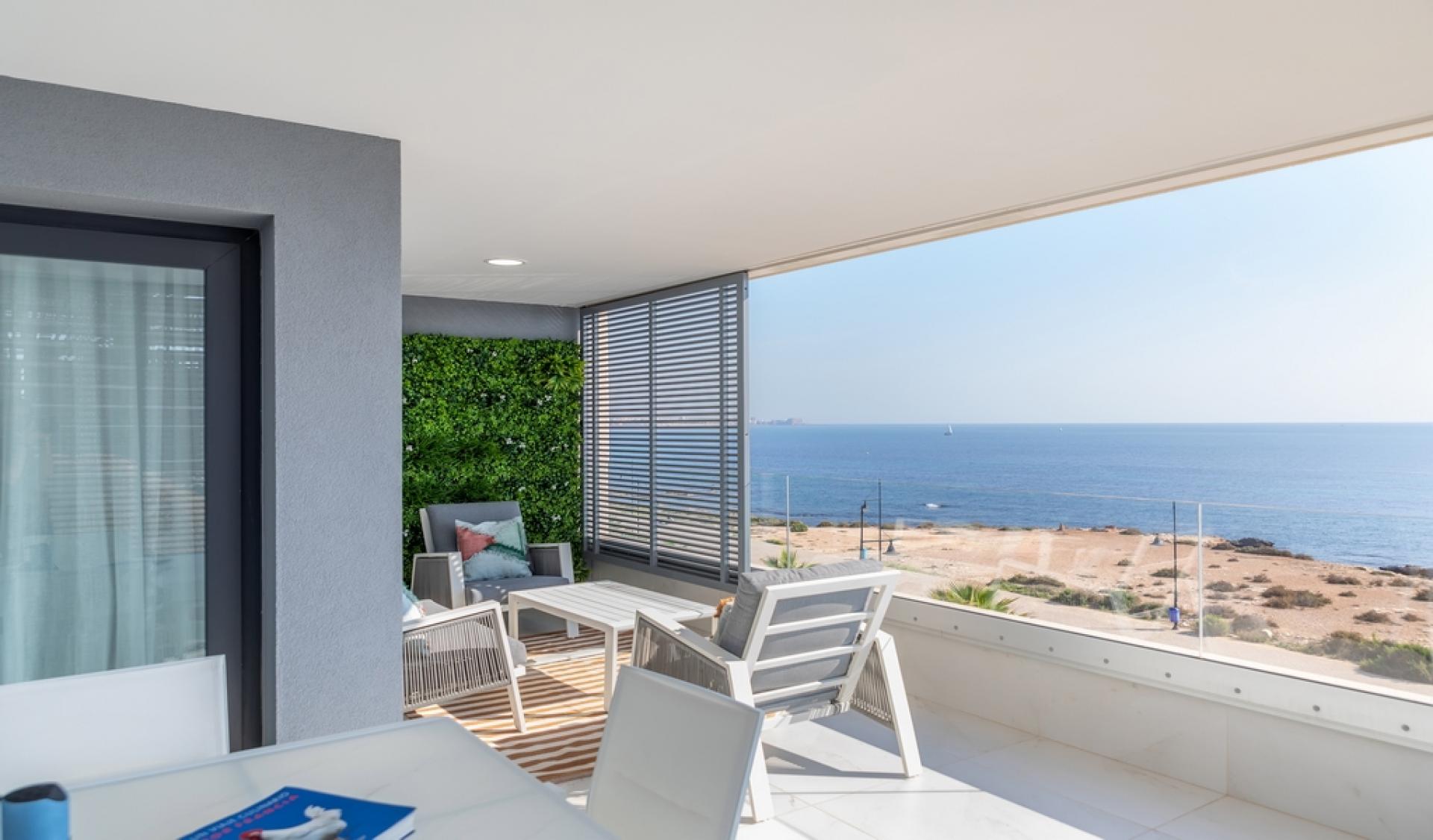 Wohnungen zum Verkauf in erster Meeres- und Strandlinie in Punta Prima in Medvilla Spanje